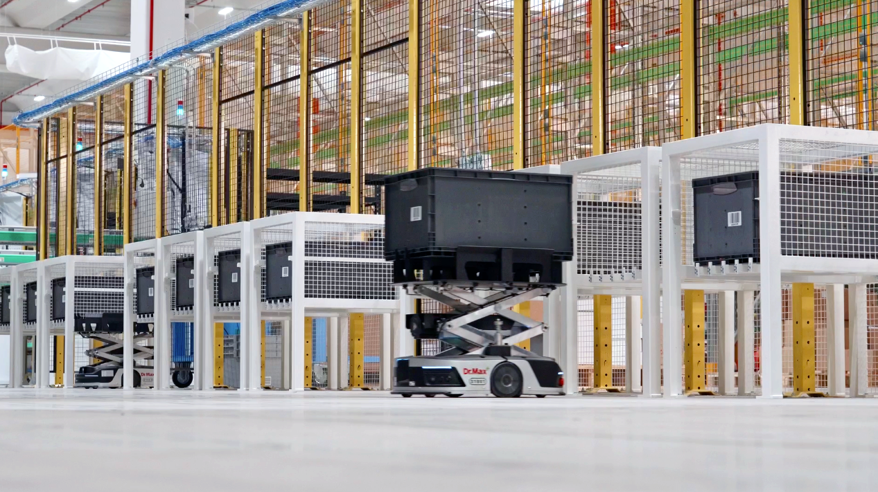 Dr Max x Geekplus RoboShuttle