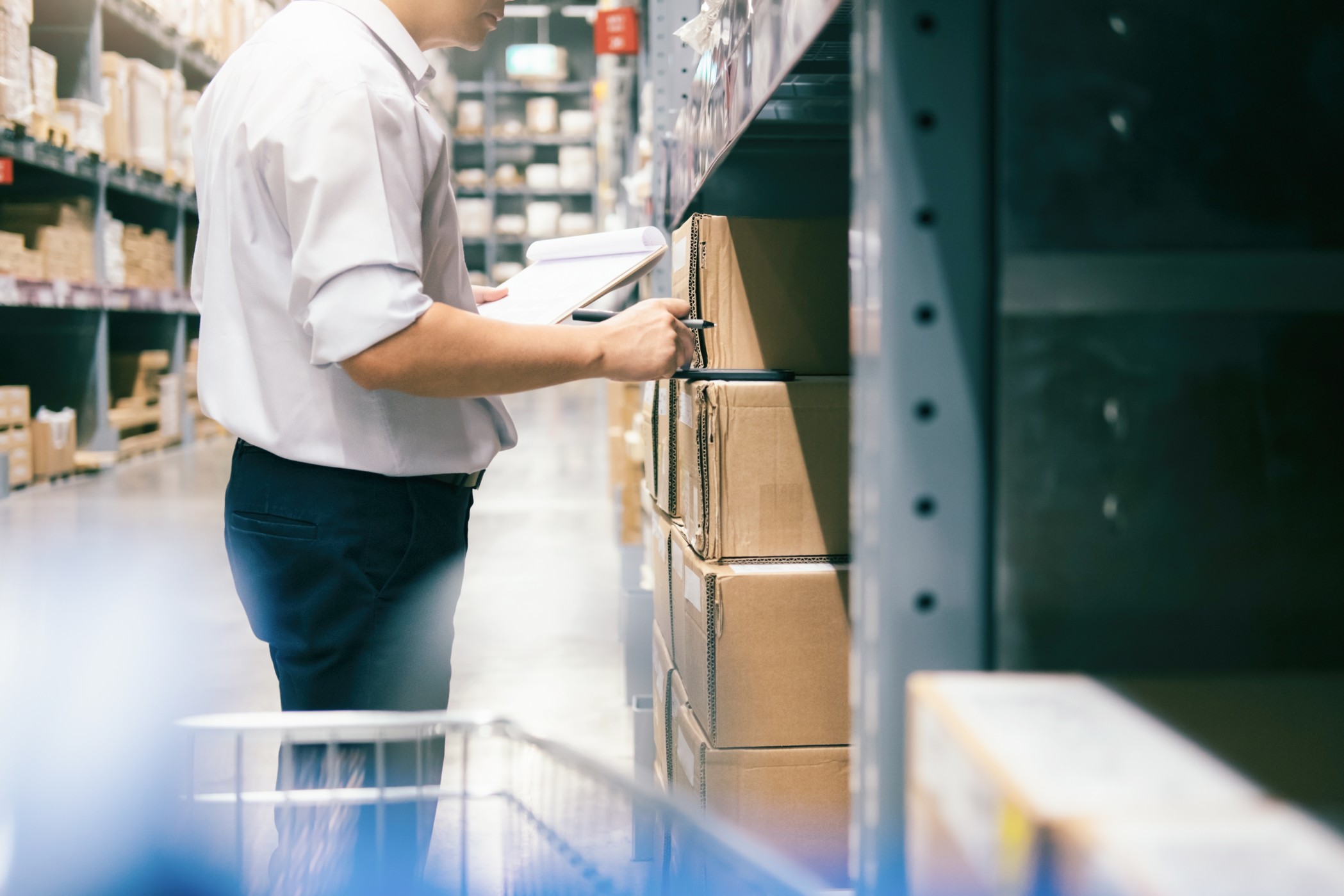 man-warehouse-worker-checking-goods-at-warehouse_t20_BlyzrP